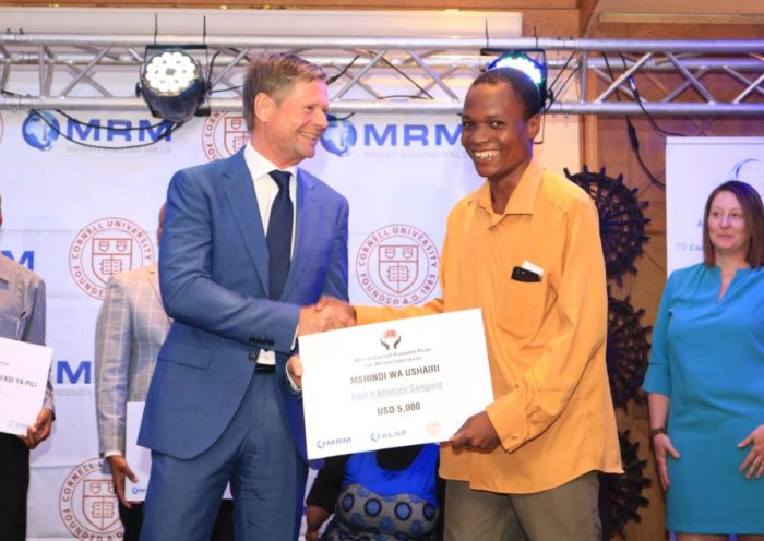 Safal Group CEO Anders Lindgren hands Moh'd Khamisi Songoro his prize